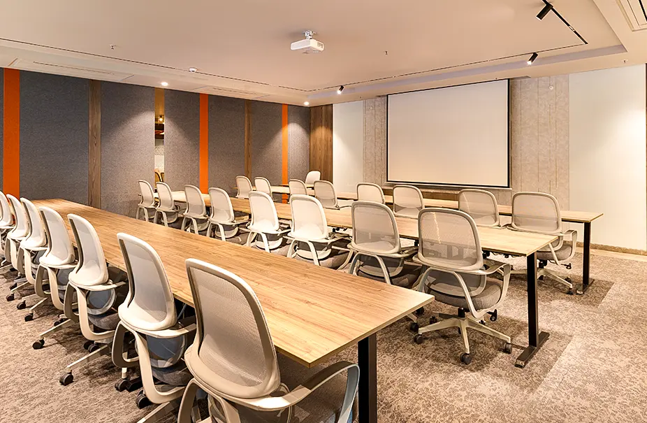 training-room-smartworks-the-square-andheri-mumbai.webp